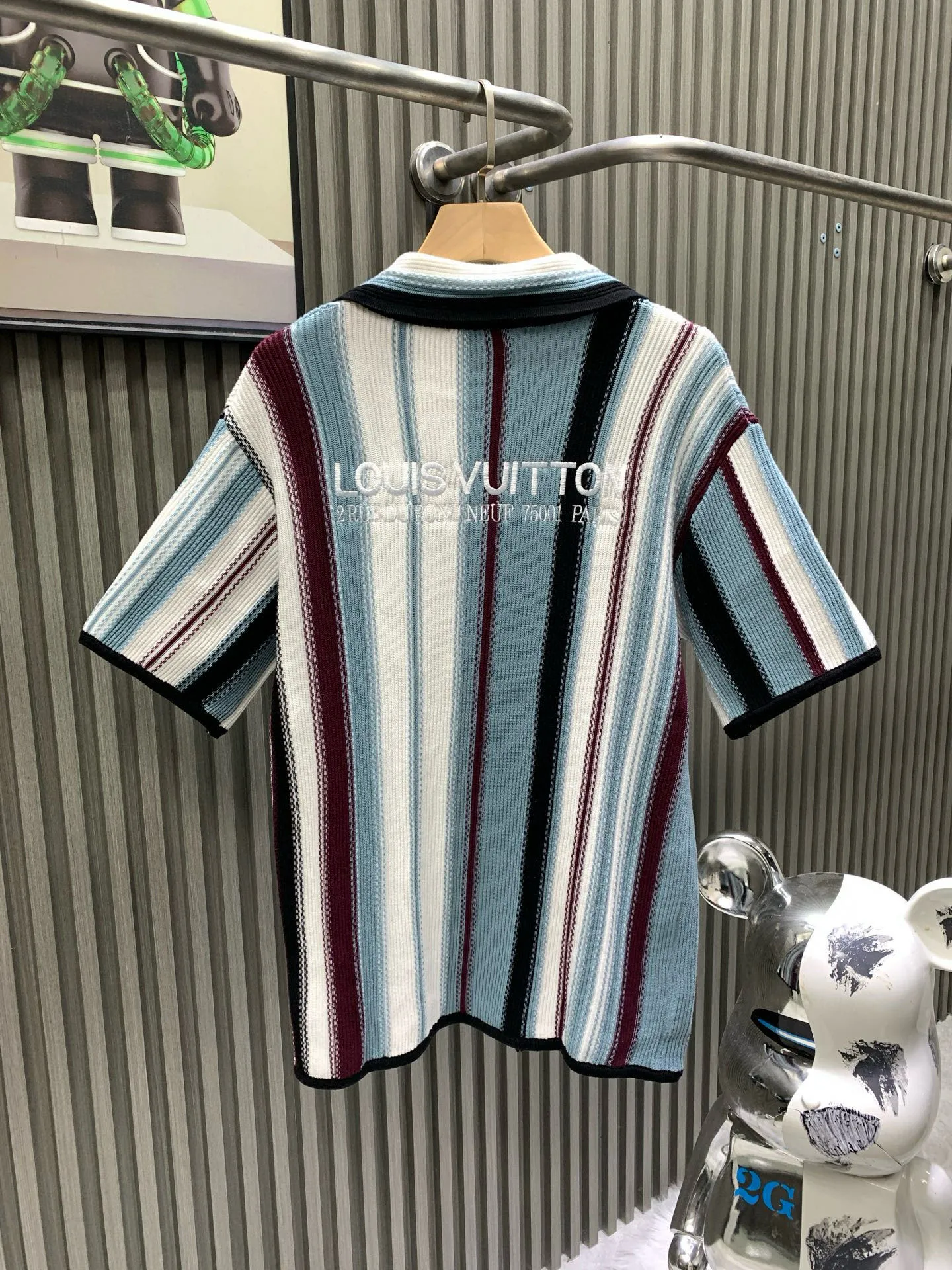 🅿️440 🀄️ Louis Vuitton Louis Vuitton 1v color block striped knitting. The original version was purchased for 15900 and developed. Custom-dyed 32-count double-ply combed cotton yarn. Used imported German (Stoll) 7 knitting machine custom-dyed yarn. Wool jacquard. Imported embroidery. Wool fermentation. Customized buttons. Customized trademark. Loose version. The original version is dyed and dyed. The color similarity is as high as 95%. The yarn is made of 2 strips of 260 combed cotton on the bottom + 5 strips of polyester + 1 strip of high-elastic stretch frame. The loom is a 14-needle STOLL machine imported from Germany. Each piece of fabric takes 390 minutes. Due to the particularity of this weave, the stability requirements of the machine are very high. Many machines cannot do it. The weaving time is very long. It is easy to have waste pieces when weaving the piece. The loss will be very large. The sewing plate is sewn with a 20-needle plate. In order to maximize the restoration effect, our large body fabric pieces are woven on an ultra-fine 16-needle flat machine. The whole piece of clothing has almost no knots. It is recommended to pair it with shorts of the same style.